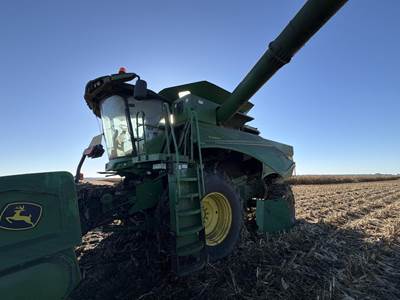 John Deere S660 Combine