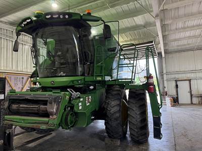 John Deere S670 Combine