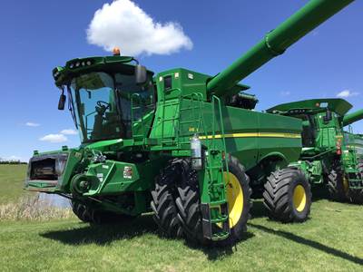 John Deere S670 Combine