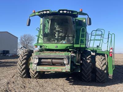 John Deere S670 Combine