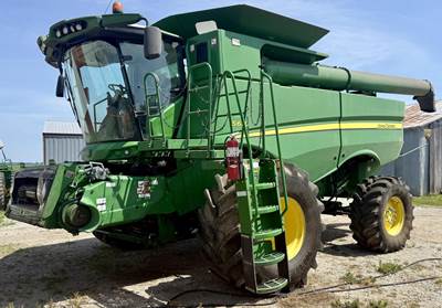 John Deere S670 Combine