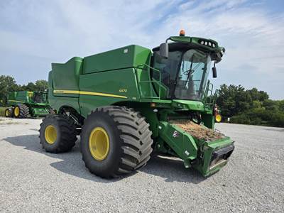 John Deere S670 Combine