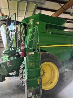 John Deere S670 Combine