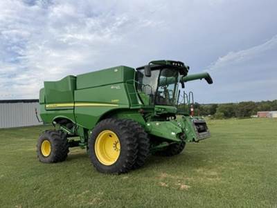 John Deere S680 Combine