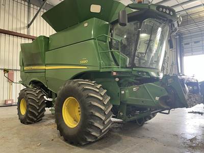 John Deere S680 Combine