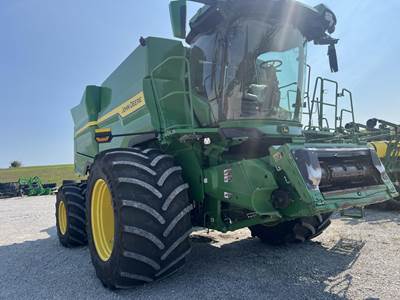 John Deere S7 600 Combine