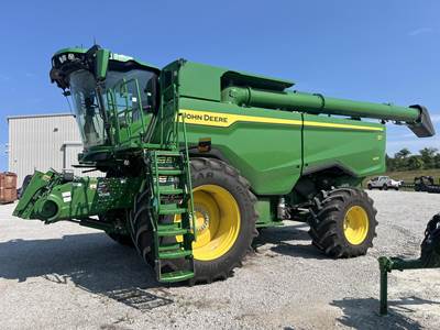 John Deere S7 600 Combine