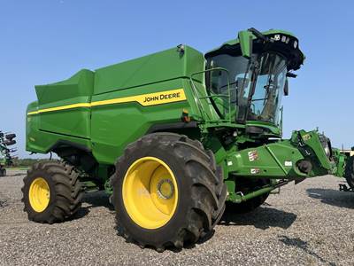 John Deere S7 700 Combine
