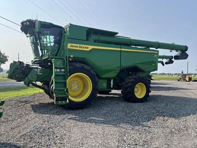 John Deere S7 700 Combine