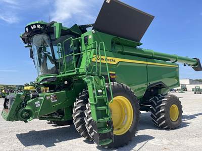 John Deere S7 700 Combine
