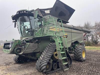John Deere S7 800 Combine