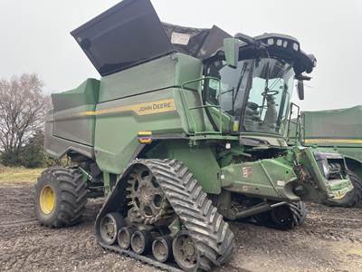 John Deere S7 800 Combine