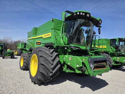 John Deere S7 800 Combine