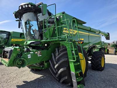John Deere S7 800 Combine
