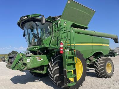 John Deere S760 Combine