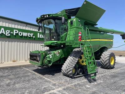 John Deere S770 Combine