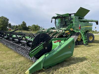 John Deere S770 Combine