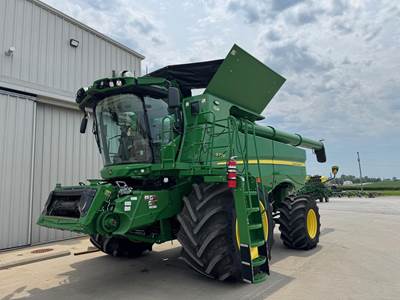 John Deere S770 Combine