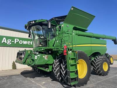 John Deere S770 Combine