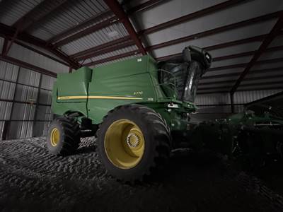 John Deere S770 Combine