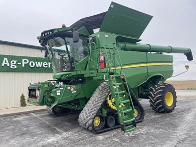 John Deere S770 Combine
