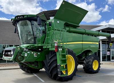 John Deere S770 Combine