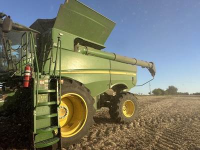 John Deere S770 Combine