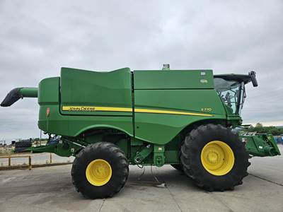 John Deere S770 Combine