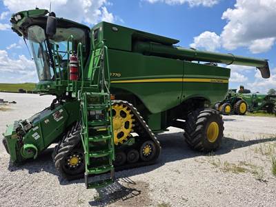 John Deere S770 Combine