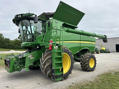 John Deere S770 Combine