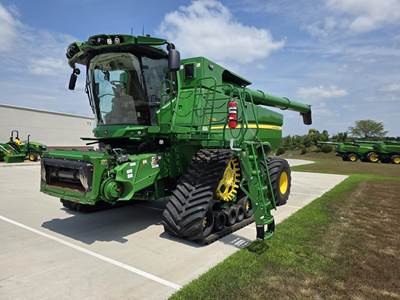 John Deere S770 Combine