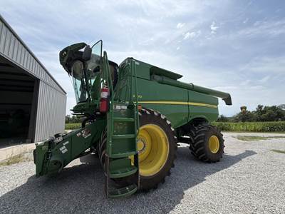 John Deere S770 Combine
