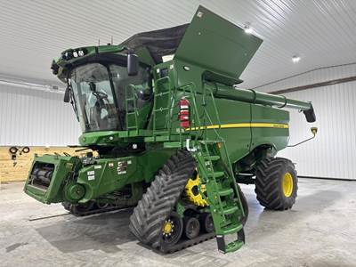 John Deere S770 Combine