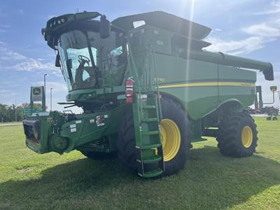 John Deere S770 Combine