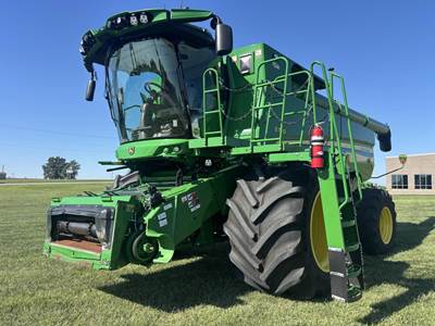 John Deere S770 Combine