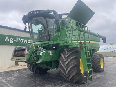 John Deere S770 Combine