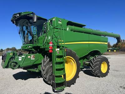 John Deere S780 Combine