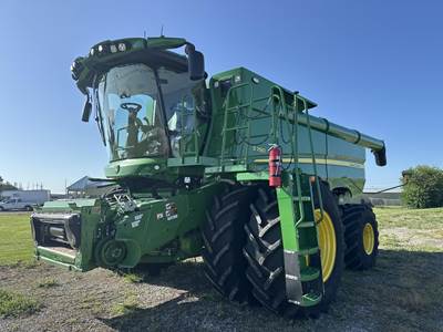 John Deere S780 Combine