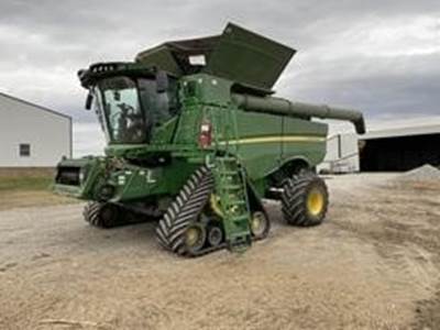John Deere S780 Combine