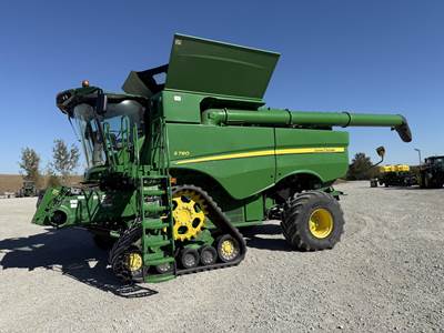 John Deere S780 Combine