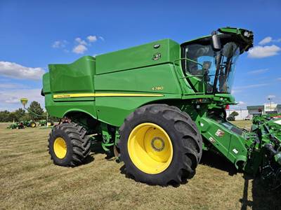 John Deere S780 Combine