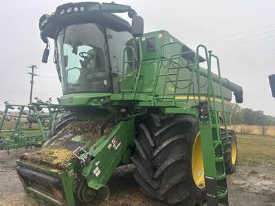 John Deere S780 Combine