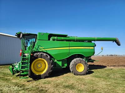 John Deere S780 Combine