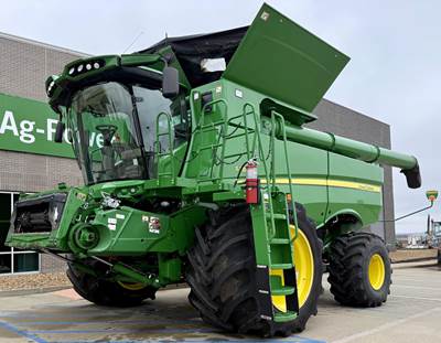 John Deere S780 Combine