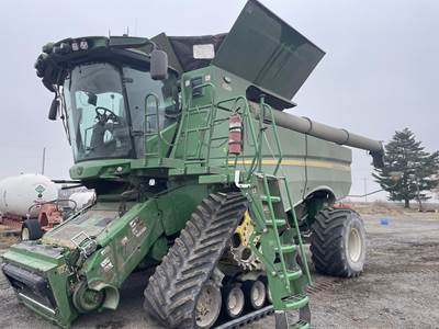 John Deere S780 Combine