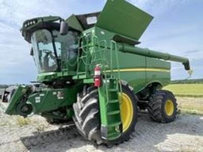 John Deere S780 Combine