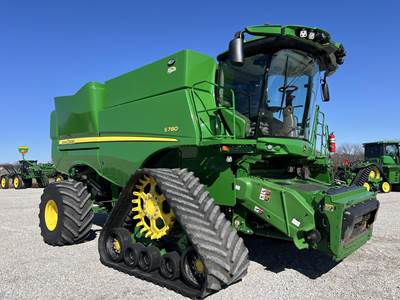 John Deere S780 Combine