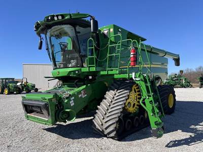 John Deere S780 Combine