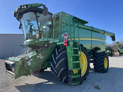 John Deere S780 Combine