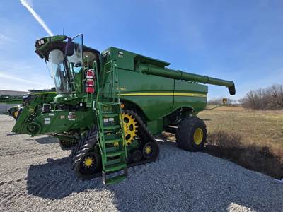 John Deere S780 Combine